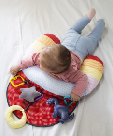 Babyjem šareni jastuk za bebe sa igračkama