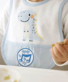 Bebekevi zvučna portikla za bebe sa džepom Dino Plava 1 komad