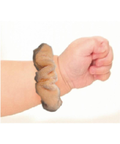 Biba Toys plišana traka za ruku sa zvečkom Maca A095549