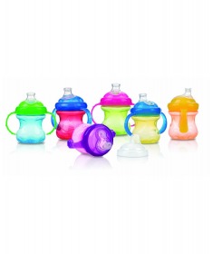 Nuby plasticna casa za decu silikonski pisak sa poklopcem i drskama 240 ml 6 meseci +